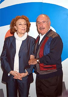 Alfredo Landa, junto a Julia Gutiérrez Caba, en la presentación de  Los Serrano. 