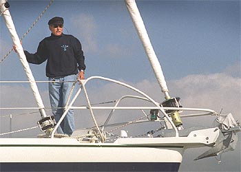 Antonio Gades, a bordo de su barco, el  Luar 040,  con el que espera alcanzar La Habana en unos treinta días.