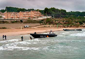 Rescatan la barca de salvamento de la Guardia Civil