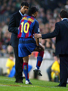 Ronaldinho, lesionado, el domingo junto a Rijkaard.
