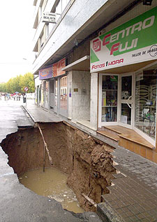 El socavón abierto por las lluvias en la calle de Justo Navarro de Calatayud.