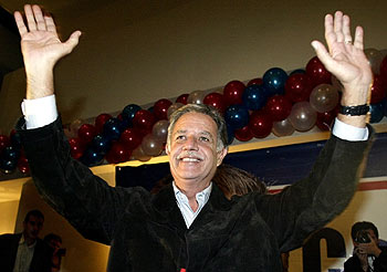 Óscar Berger, candidato del GANA, celebra en Guatemala su triunfo en la primera vuelta electoral.