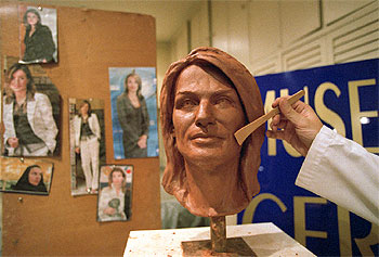 Un artista del Museo de Cera de Madrid trabaja en las primeras pruebas del busto de la prometida del Príncipe Felipe.