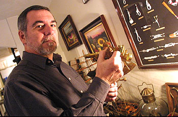Rogelio Navarrete, capitán del  Focs Tenerife,  ayer, en su casa de Cambre (A Coruña).