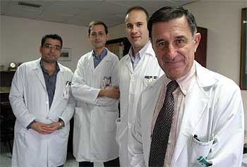 El doctor Ventura Arjona, jefe de Neurocirugía del hospital Virgen de las Nieves, con miembros de su equipo.