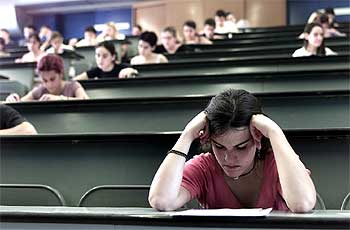 Estudiantes durante la prueba de selectividad en Barcelona, en 2002.