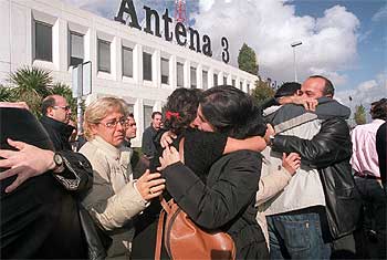 Protesta de trabajadores de Antena 3, ayer ante la sede de la cadena en Madrid.