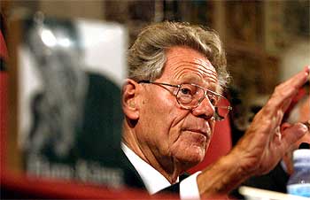 Hans Küng llama al diálogo y a los valores para construir un nuevo mundo