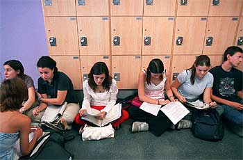 Estudiantes repasando sus apuntes poco antes de los exámenes de selectividad del pasado junio, en Madrid.