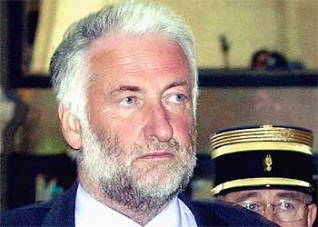 El antiguo presidente de Elf Loïk Le Floch-Prigent, ayer a su llegada al Tribunal Correccional de París.