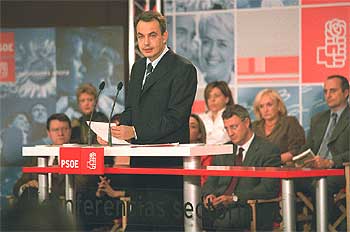 José Luis Rodríguez Zapatero se dirige a los coordinadores y responsables sectoriales que trabajan en el programa electoral.