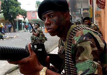 Varios soldados toman posiciones durante la jornada de huelga general.