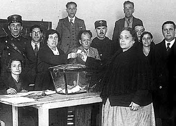 Una mujer vota en 1933. Imagen de la exposición  El voto de las mujeres  (Fundación Pablo Iglesias).