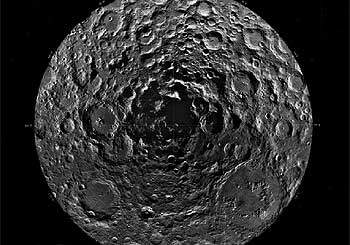 El polo sur lunar, fotografiado por la nave  Clementine. 