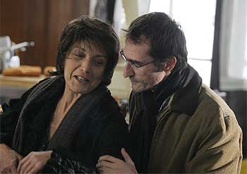 Marisa Paredes, junto al director Pablo Malo, durante el rodaje de  Frío sol de invierno. rnrn  JAVIER HERNÁNDEZ