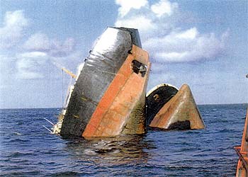 El petrolero  Prestige,  tras partirse en dos, comienza a hundirse en aguas del Atlántico.