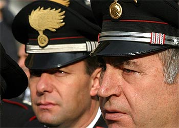 Dos  carabinieri,  durante un acto en memoria de los 19 italianos muertos en Nasiriya celebrado ayer en Nápoles.