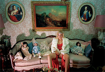 'Sin título (Inge)', de la serie 'Ricas y famosas' (1999), de la mexicana Daniela Rossell.