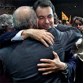 Mas y Pujol se abrazan durante el mitin de final de campaña de CiU.