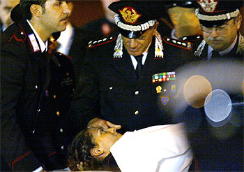 LLEGAN A ITALIA LOS SUPERVIVIENTES DEL ATENTADO DE NASIRIYA.