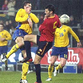 Jarque disputa el balón al sueco Elmander.