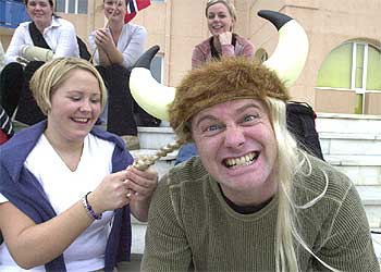 Los aficionados noruegos preparan su atuendo para viajar a Mestalla ayer en L'Alfàs del Pi.