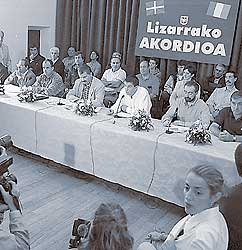 Firma del Acuerdo de Estella en 1998.