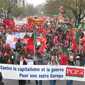 Miles de manifestantes de grupos antiglobalización, ayer en París.rnrn EFE