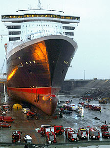 Coches de bomberos y ambulancias, tras el accidente, junto al buque.