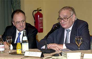 El presidente de la CNMV, Blas Calzada, a la derecha de la imagen.