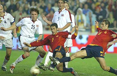 Raúl y Helguera intentan un remate a la portería de Noruega.