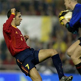 Raúl acosa a Johnsen, portero noruego.