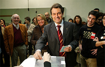 El candidato de CiU, Artur Mas, y su esposa, Helena Rakosnik, ayer en el momento de votar.rnrn  MARCEL.LÍ SÁENZ