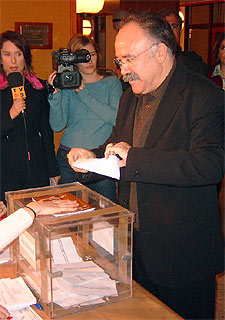 Josep Lluís Carod, ayer en el momento de emitir su voto.