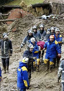 Los equipos de rescate trasladan el cuerpo de una de las dos víctimas.