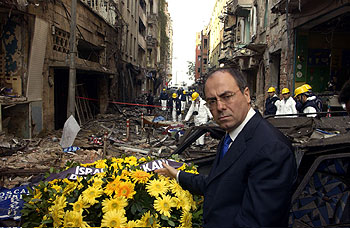 Silvan Shalom deposita un ramo de flores frente a una de las dos sinagogas objeto del atentado del sábado en Estambul.
