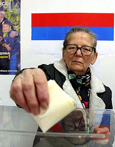 Una mujer vota en una urna instalada en la capital kosovar, Pristina.