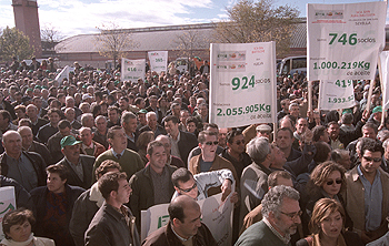 Miembros de FAECA, ayer ante las puertas del Ministerio de Agricultura durante la protesta.