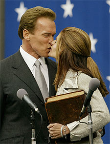 Schwarzenegger se estrena anulando una subida de impuestos