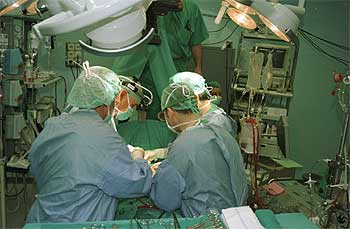 Quirófano de una unidad de cirugía cardiaca, durante una intervención de corazón.