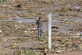 Aspecto de las playas de Melilla donde se acumulaban ayer toneladas de basura arrastradas por el río.