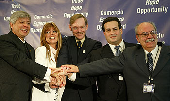 De izquierda a derecha, los responsables de comercio de Colombia, Ecuador, EE UU, Perú y Bolivia, ayer en Miami.