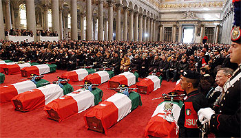 Los féretros de los  italianos muertos en Irak, durante el servicio fúnebre celebrado ayer en la basílica de San Pablo Extramuros.