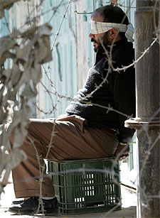 Un palestino, detenido durante una operación israelí ayer en Hebrón.