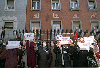 PROTESTA CONTRA UN EDIFICIO ENFERMO.