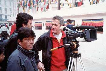 Miguel Bardem (derecha), en un momento del rodaje de  Niñas de hojalata. 