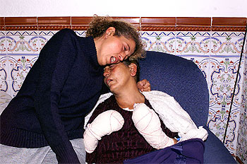 Una hija del fallecido en el incendio registrado ayer en La Peza consuela a su madre, quien sufrió heridas en las manos durante el siniestro.