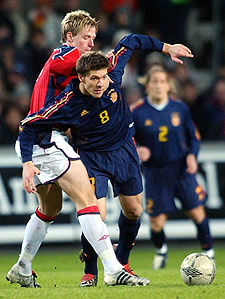 Xabi Alonso intenta zafarse de la marca del noruego Solli.