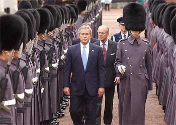 George W. Bush pasa revista a una guardia de honor junto al duque de Edimburgo, ayer en el palacio de Buckingham.