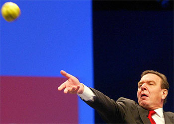 Schröder arroja una manzana a uno de los delegados del SPD durante la última sesión del congreso del partido.